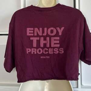 Bo+Tee Cropped Graphic Tee Womens Sz M Maroon Enjoy the Process